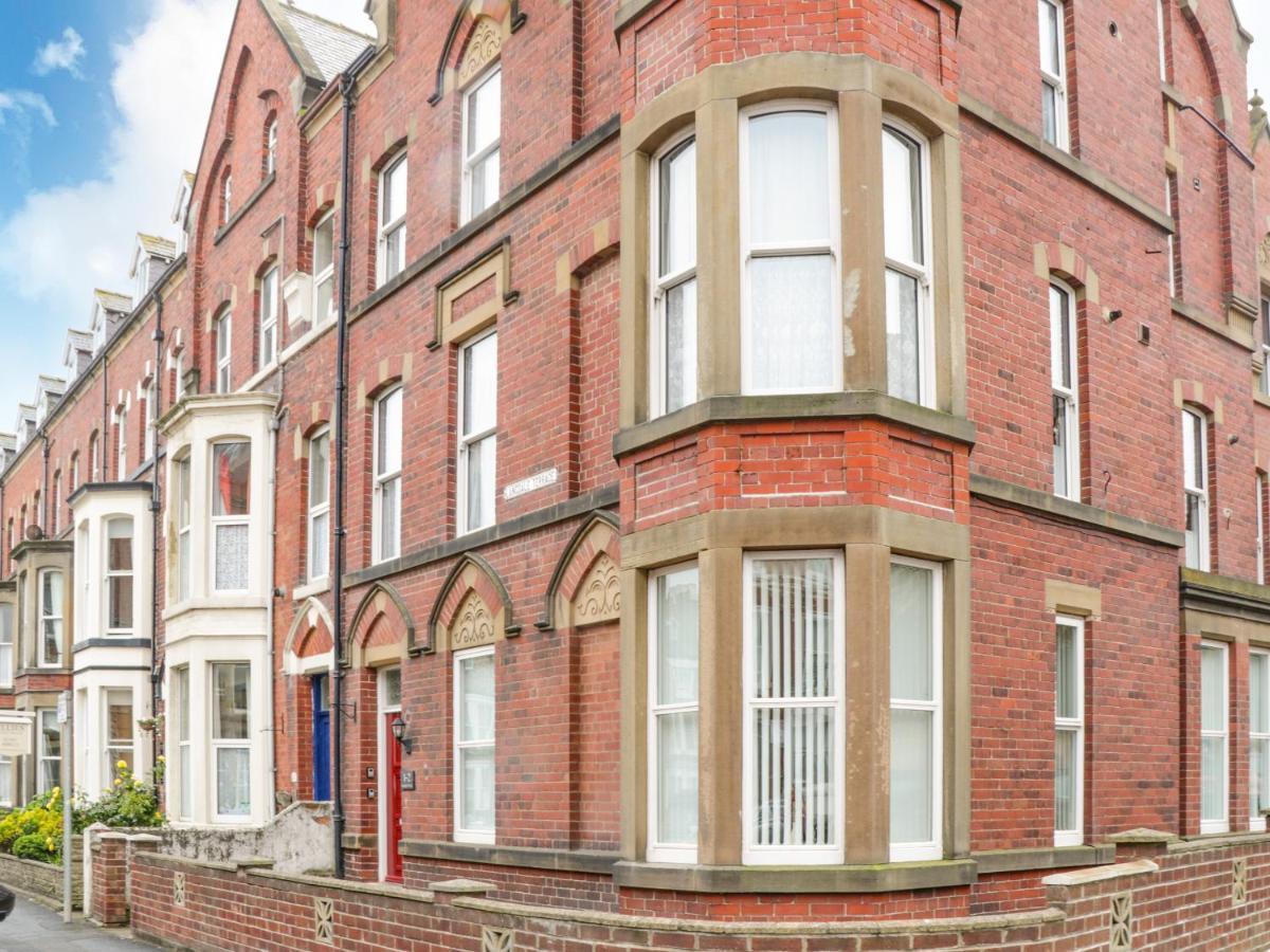 Апартаменты St Hilda'S Corner House Уитби Экстерьер фото